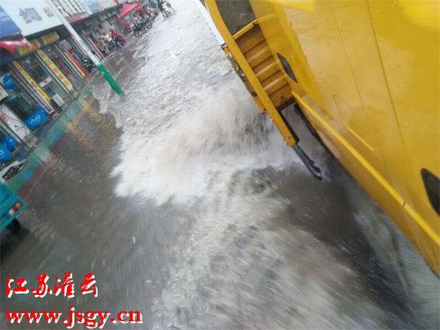 灌云短时雷雨导致路面大面