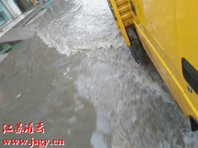 灌云短时雷雨导致路面大面