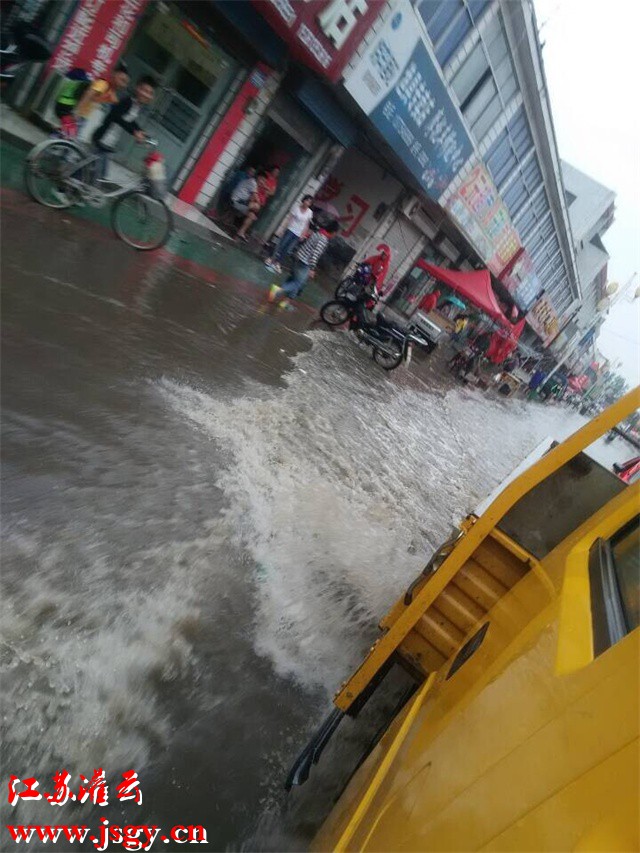 灌云短时雷雨导致路面大面