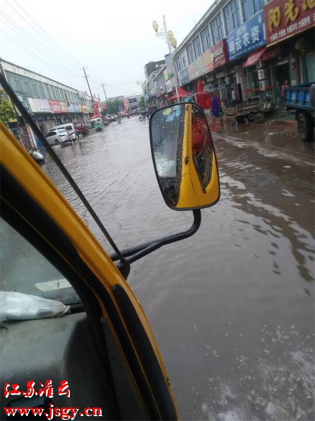 灌云短时雷雨导致路面大面